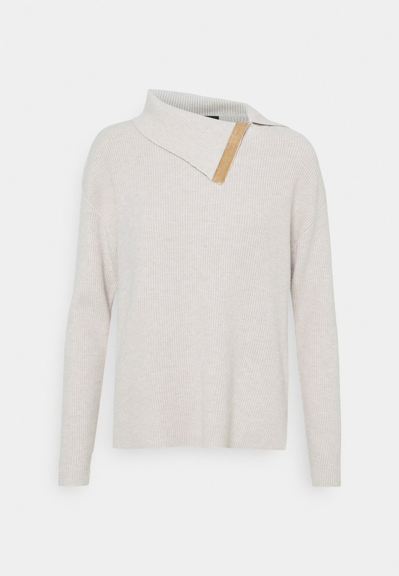 Pull en maille côtelée beige clair à manches longues et col asymétrique avec un onglet accent marron clair.