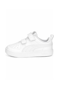 Białe sneakersy z gładką skórzaną powłoką, perforowanym noskiem dla wentylacji, dwoma regulowanymi paskami na rzep oraz wyściełanym kołnierzem dla komfortu.