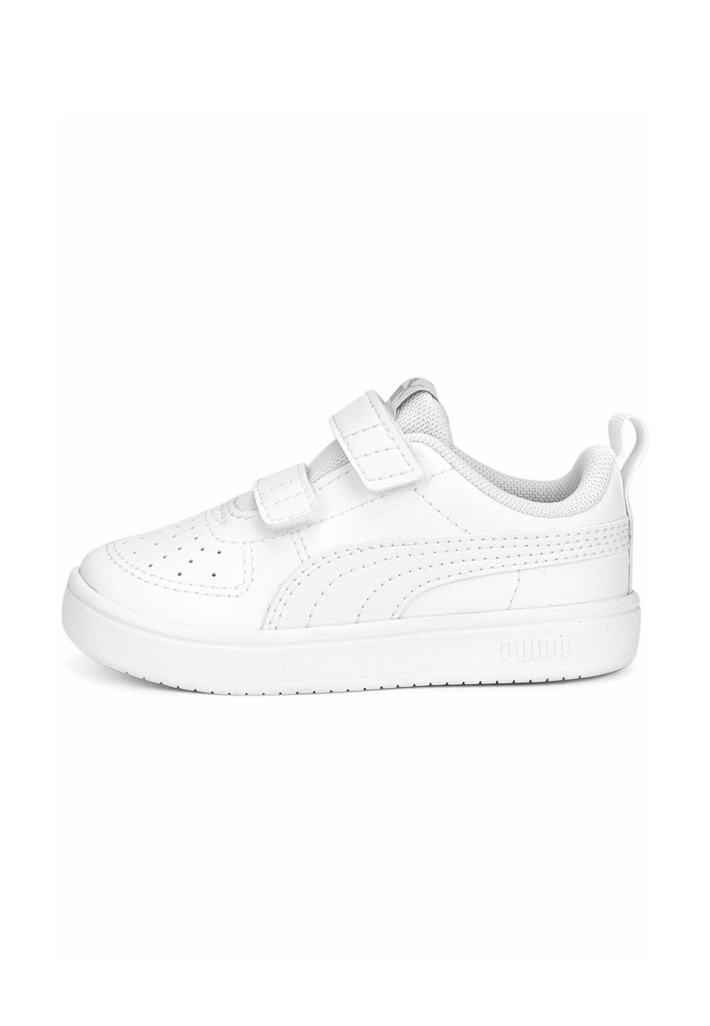 Białe sneakersy z gładką skórzaną powłoką, perforowanym noskiem dla wentylacji, dwoma regulowanymi paskami na rzep oraz wyściełanym kołnierzem dla komfortu.