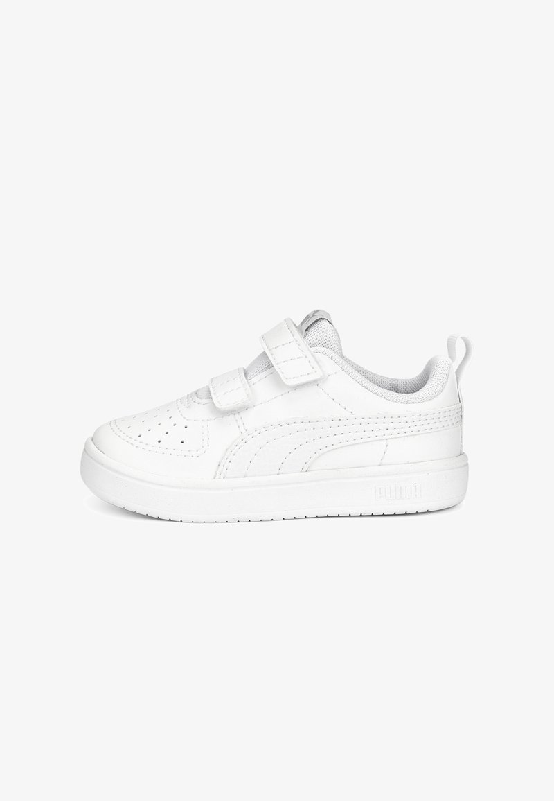 Białe sneakersy z gładką skórzaną powłoką, perforowanym noskiem dla wentylacji, dwoma regulowanymi paskami na rzep oraz wyściełanym kołnierzem dla komfortu.