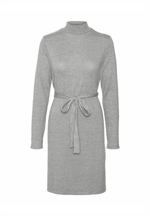 Grijze langermige jurk met een hoge hals en een stoffen riem in de taille. Gemaakt van zacht materiaal met een gladde textuur. Eenvoudig ontwerp, rechte snit.
