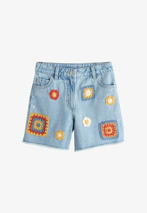 Pantalones cortos de mezclilla azul claro con bolsillos delanteros y parches florales de ganchillo coloridos en rojo, amarillo, blanco, naranja y azul.