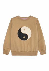 Beige pulóver kerek yin-yang mintával. A bal oldal fehér, szívvel, a jobb oldal fekete, amelyhez egy megfelelő szív tartozik.