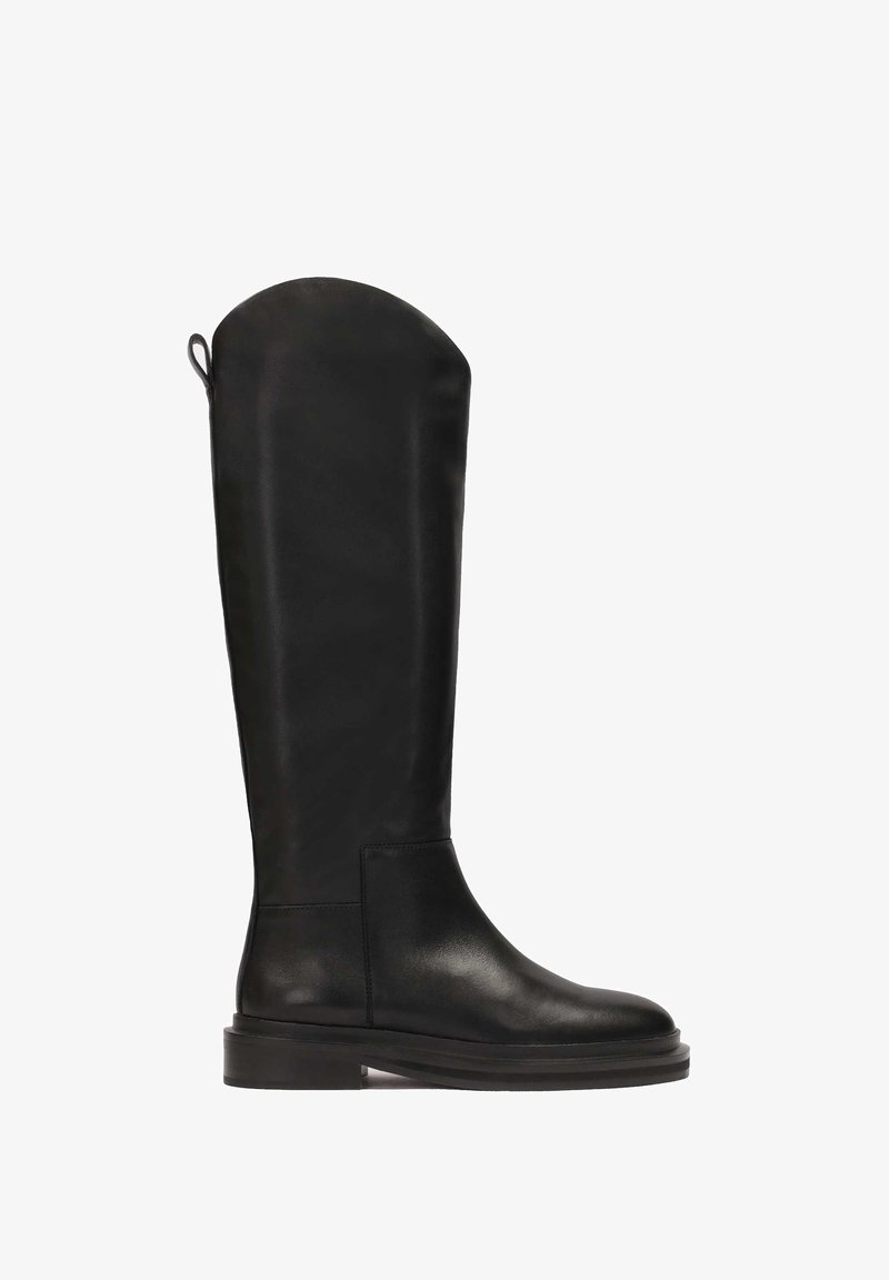 Botte en cuir noire montant jusqu'au genou avec bout arrondi, semelle plate et languette à l'arrière, vue de côté sur fond blanc.