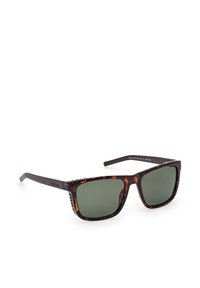 Lunettes de soleil rectangulaires effet écaille avec verres polarisés vert foncé et branches noires, posées sur un fond blanc.