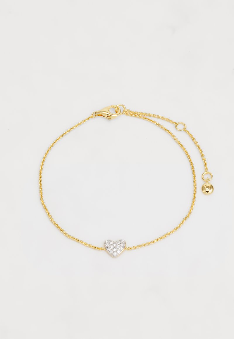 Zlatý náramok so otočeným reťazovým dizajnom, srdiečkový prívesok striebornej farby zdobený jasnými krištáľmi. Uzáver na homáru.