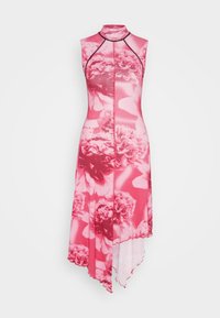 Różowa sukienka w kwiaty o wysokim dekolcie, bez rękawów i asymetrycznym wykończeniu. Miękka faktura i wyraźny wzór kwiatowy.