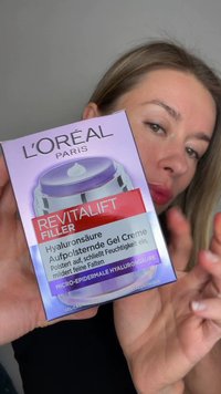 L'Oréal Paris Revitalift Filler gelkräm i en lila och silverförpackning, med en bild av produkten och text som beskriver dess innehåll av hyaluronsyra.