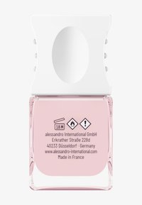 Nagellakflesje met een witte dop en een transparante basis; roze vloeistof binnenin; labels bevatten veiligheidssymbolen en fabrikantgegevens.