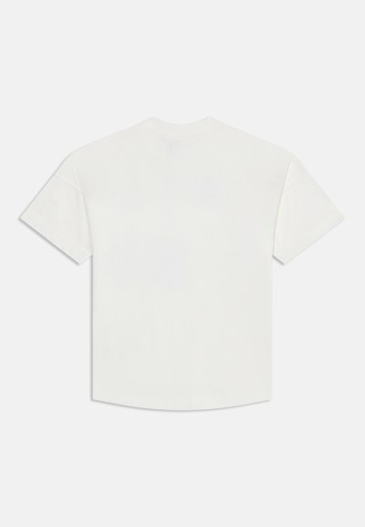 Απλό λευκό T-shirt με κοντά μανίκια, στρογγυλή λαιμόκοψη και ίσια ζώνη, φαίνεται από πίσω σε ανοιχτό φόντο.