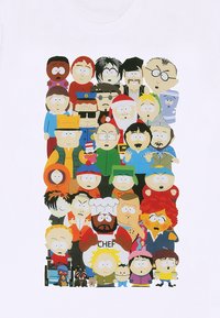 Hvid t-shirt med et farverigt grafisk motiv af forskellige tegnefilmsfigurer fra "South Park", i alsidige former og udtryk, der viser forskelligt tøj.