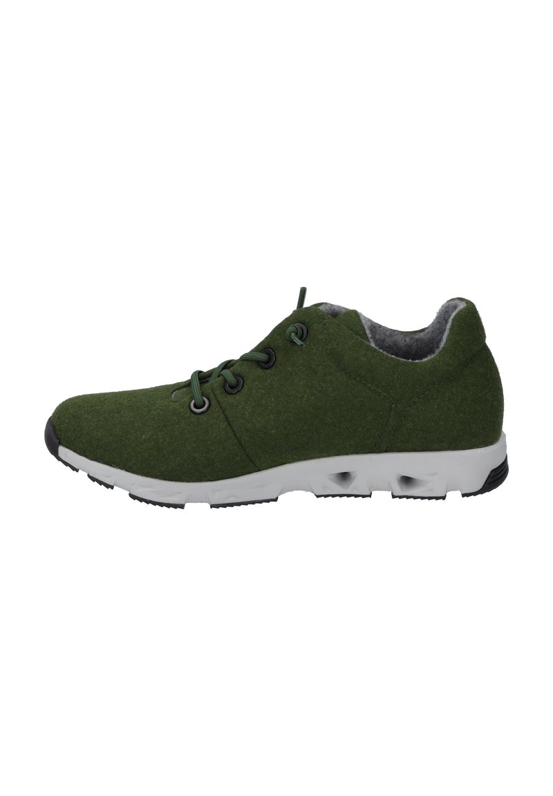 Scarpe verdi in feltro con suole in gomma bianca, caratterizzate da accenti neri, lacci rotondi e una finitura testurizzata, progettate per il comfort e il supporto.