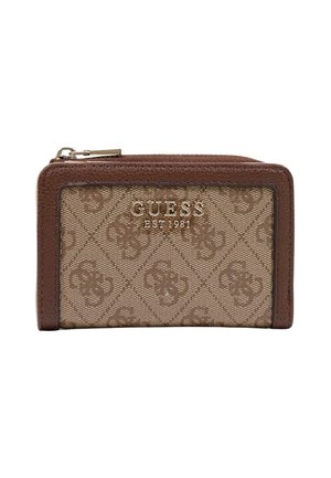 Kompaktowy brązowy portfel Guess z wzorzystej tkaniny, skórzanym wykończeniem, złotym zamkiem błyskawicznym oraz metalowym logo z napisem "GUESS EST 1981" na przodzie.