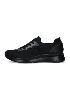 Sneaker sportiva nera con tomaia in mesh lavorata a maglia, chiusura con lacci frontale e suola spessa e imbottita vista di lato su sfondo bianco.