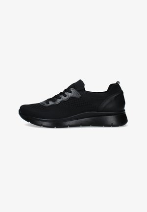 Sneaker sportiva nera con tomaia in mesh lavorata a maglia, chiusura con lacci frontale e suola spessa e imbottita vista di lato su sfondo bianco.