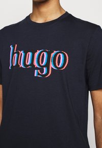 HUGO Triko s potiskem - dark blue