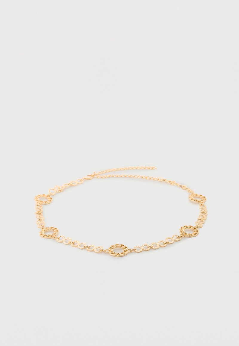 Λεπτό χρυσό κολιέ με αλυσίδα, με εναλλασσόμενους μικρούς κρίκους και πέντε υφασμένους κυκλικούς κρίκους ομοιόμορφα κατανεμημένους γύρω του.