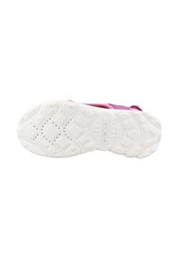 Zapato sintético rosa con suela de goma blanca que presenta patrones de tracción y perforaciones para la transpirabilidad. Cierre con correa ajustable.