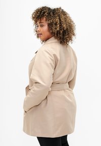 Zizzi MIT GÜRTEL - Trenčkot - beige