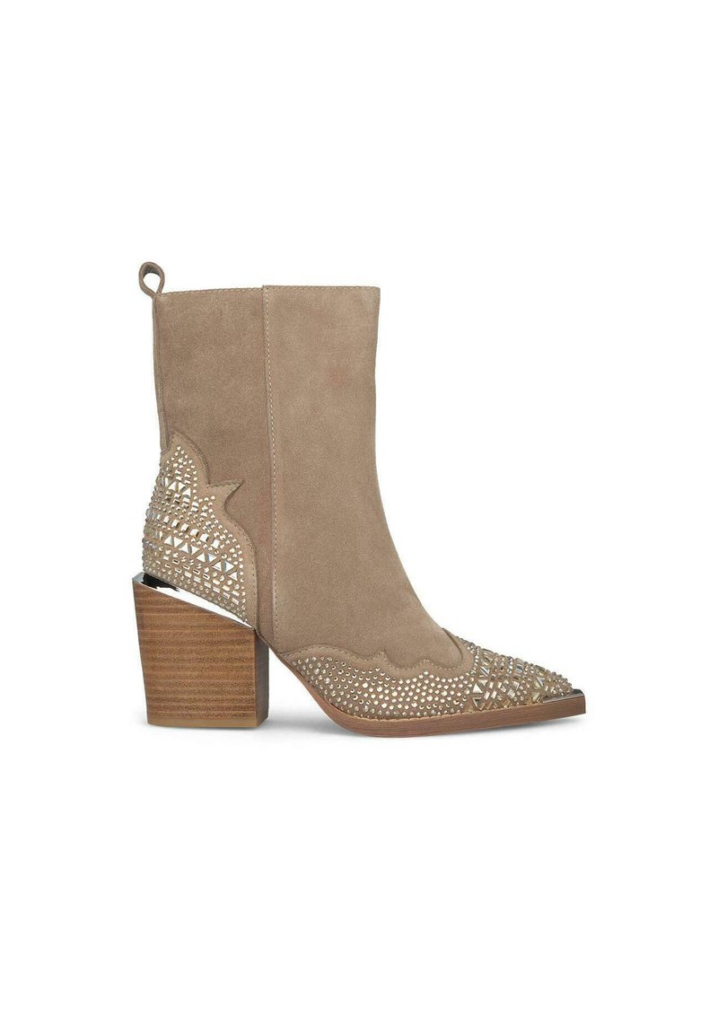Beżowe zamszowe botki za kostkę z wąskim noskiem, dekoracyjnym wytłoczonym wzorem, perforowanymi akcentami i piętą w stylu drewnianym. Pętla do zakupu na górze.
