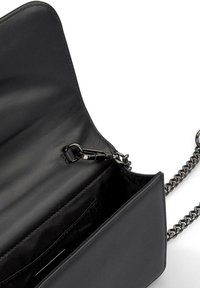 Czarna skórzana torebka na ramię z metalowym łańcuszkiem, wewnętrzną kieszenią i gładką teksturą, z zapięciem oraz przestronną komorą.