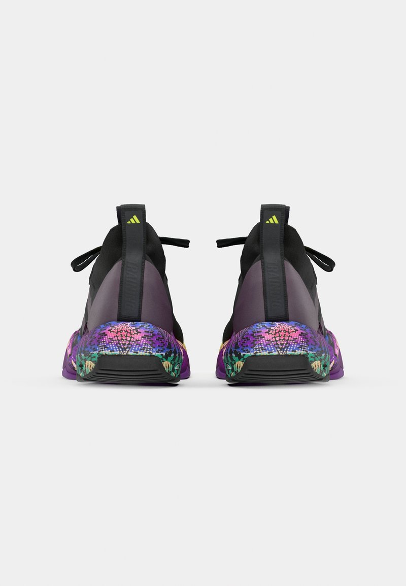 Zapatillas deportivas negras con una entresuela texturizada en púrpura y un patrón abstracto colorido en la suela exterior. Incluyen una lengüeta y cordones.