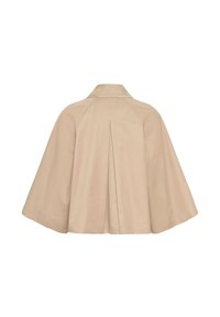 Beżowy płaszcz w stylu peleryny z szerokimi rękawami, środkową plisą i krótkim kołnierzem, pokazany od tyłu na białym tle.