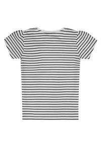 Weißes Baumwoll-T-Shirt mit schwarzen horizontalen Streifen, kurzen Puffärmeln und rundem Ausschnitt. Der Stoff hat eine glatte Textur.