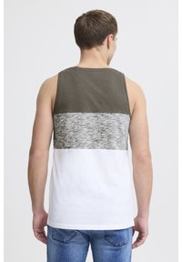 Meeste tank top, millel on värvi blokeeringu disain, koos olivroheline ülemine osa, hall tekstureeritud keskmine osa ja valge alumine osa.
