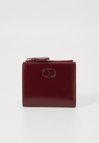 Portafoglio in pelle bordeaux con finitura lucida, chiusura a zip e logo del marchio impresso nella parte anteriore. Forma rettangolare compatta.