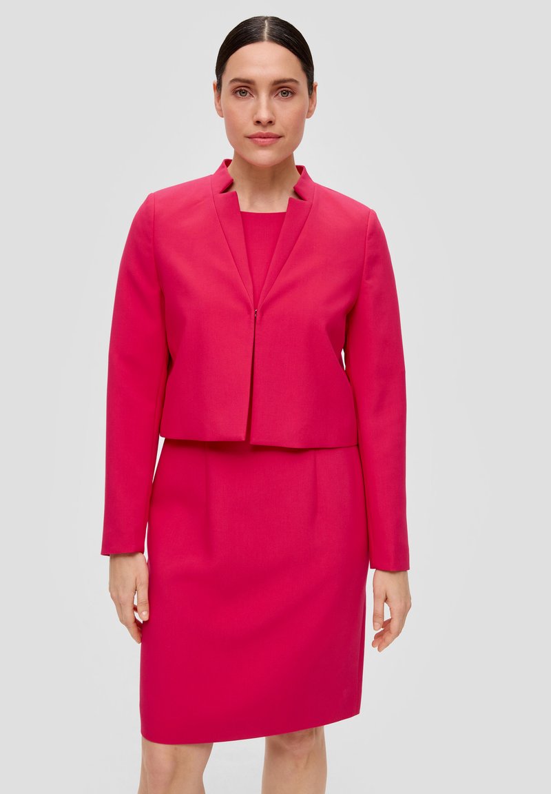 Fuchsia two-piece pak met een aansluitende blazer en een jurk tot op de knie. Glad materiaal en een hoge halslijn op de blazer met een voorkeursluiting.