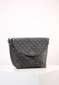 Bolso cruzado de cuero negro con tapa plegable, estampado en relieve con un patrón geométrico, que presenta un logo plateado y una correa ajustable.