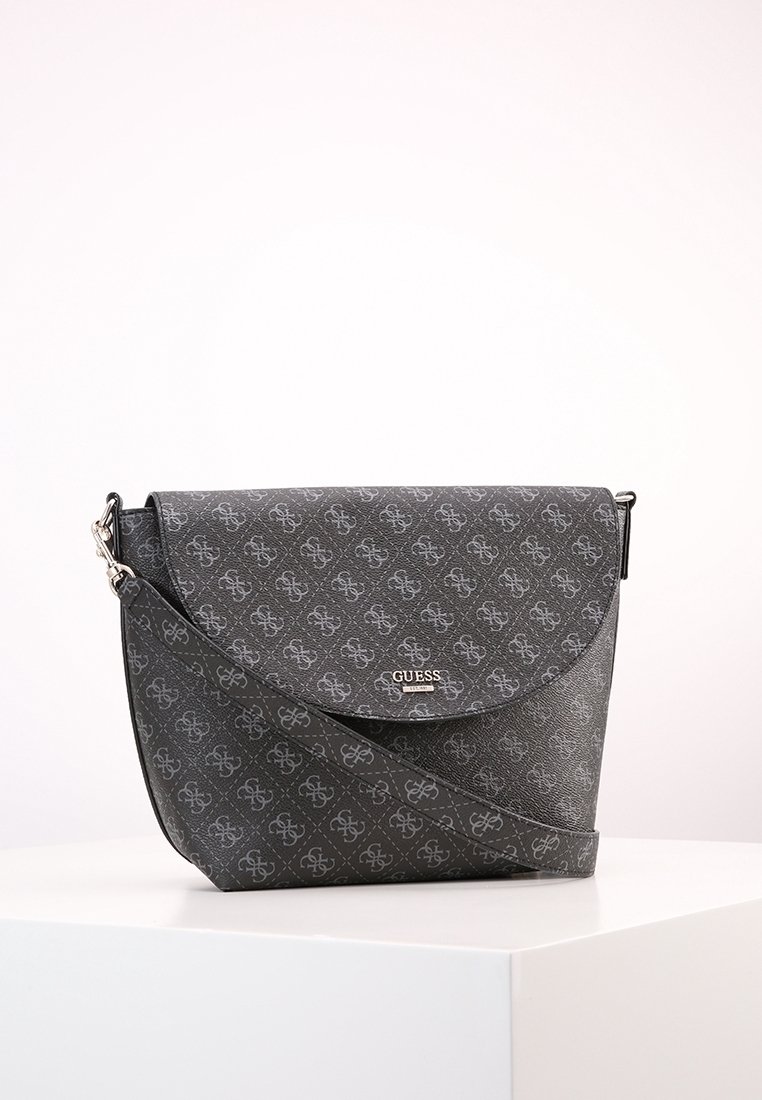 Bolso cruzado de cuero negro con tapa plegable, estampado en relieve con un patrón geométrico, que presenta un logo plateado y una correa ajustable.