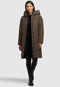 Manteau matelassé marron avec capuche, fermeture éclair pleine longueur et détail de marque à l'avant. Présente de longues manches et une taille légèrement cintrée.