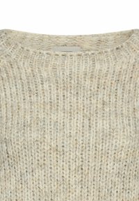 Gebreide trui met een hoge hals, gemaakt van lichtbeige garen met subtiele vlekken, met een gestructureerd ribgebreid patroon.