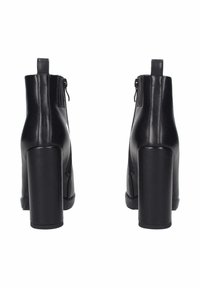 Stivaletti neri in pelle con tacco a blocco alto, chiusura con cerniera laterale e una superficie liscia e lucida. Presenta un'asola per il tiraggio.