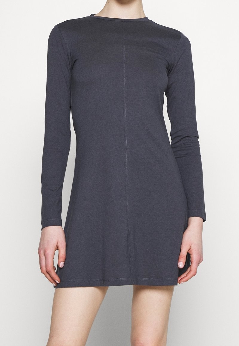 Mörkgrå långärmad klänning i bomullsblandning, med rund halsringning, figurnära passform och subtil sömnad längs sömmarna.