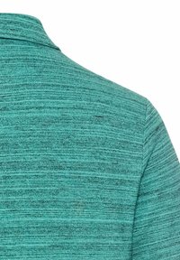 Turkusowa koszulka polo wykonana z teksturowanej tkaniny, z dzianinowym wzorem i klasycznym kołnierzykiem. Subtelne różnice w kolorze.