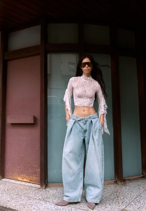 Bershka, DENIM TWISTED TAILORING - Jean baggy - light blue