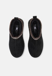 Stivaletti neri in suede con una morbida fodera pelosa e un bordo decorativo intrecciato in arancione e bianco. Punta rotonda e design slip-on.
