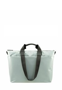 Bolso tote gris claro hecho de un material suave y resistente al agua. Cuenta con asas gris oscuro y un cierre de cremallera, con un diseño minimalista.