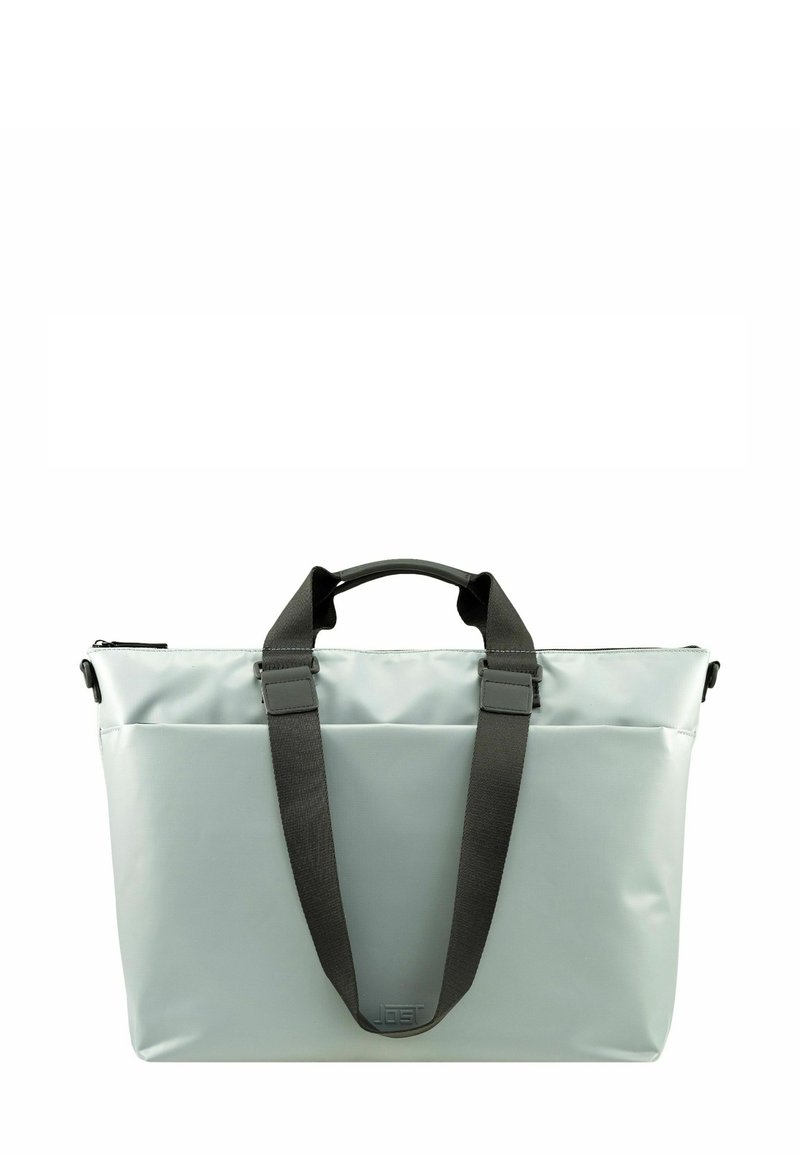 Bolso tote gris claro hecho de un material suave y resistente al agua. Cuenta con asas gris oscuro y un cierre de cremallera, con un diseño minimalista.