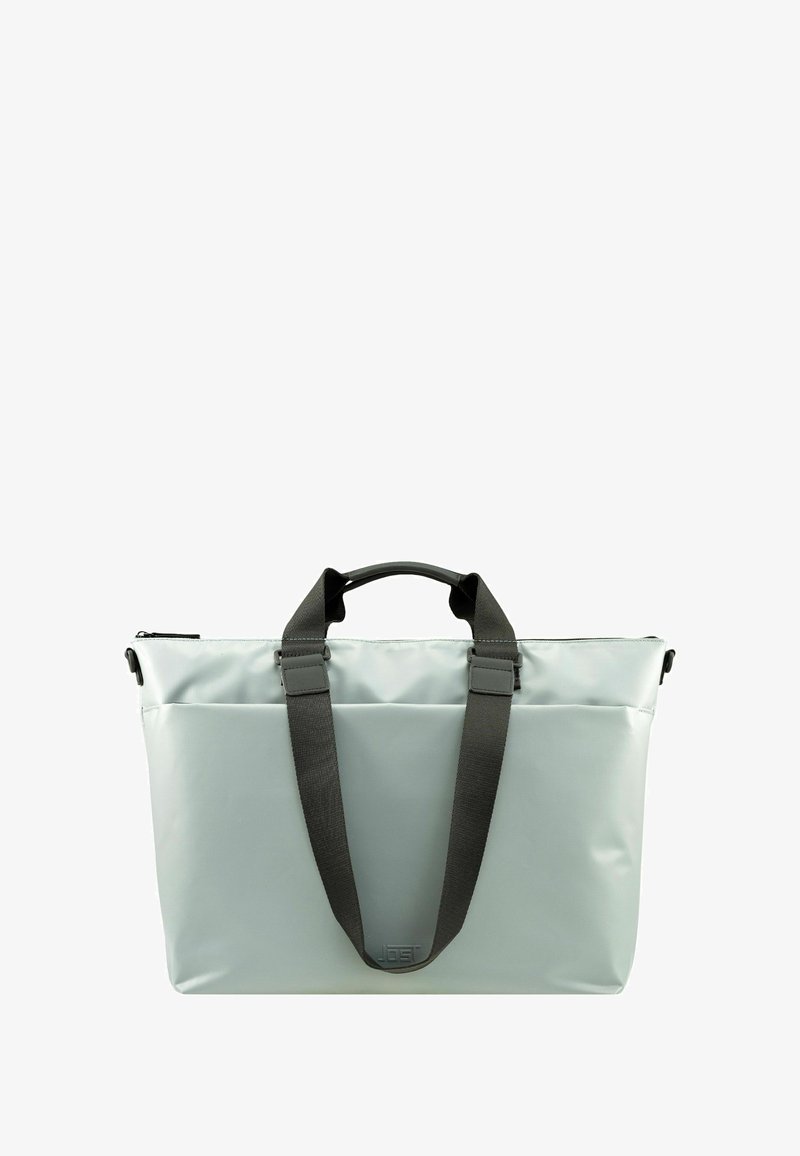 Bolso tote gris claro hecho de un material suave y resistente al agua. Cuenta con asas gris oscuro y un cierre de cremallera, con un diseño minimalista.