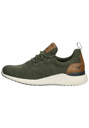 Sneaker in mesh verde oliva con un accento in pelle marrone sul tallone, caratterizzato da una tomaia testurizzata e una suola bianca con un motivo.