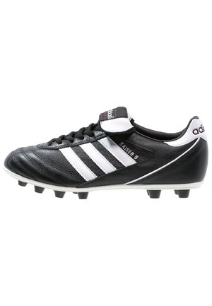 Chaussure de football en cuir noir avec trois bandes blanches, bout arrondi, surface texturée et semelle extérieure noire à crampons ; présente un accent blanc sur le talon.