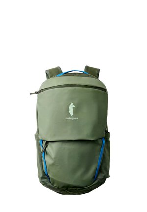 Mochila Cotopaxi verde oliva con dos compartimentos con cremallera, detalles en cremallera azul y correas de hombro acolchadas.