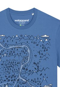 Blauwe katoenen t-shirt met een zwart geïllustreerd landschapsontwerp met bergen, rivieren, bomen en verschillende buitenelementen.