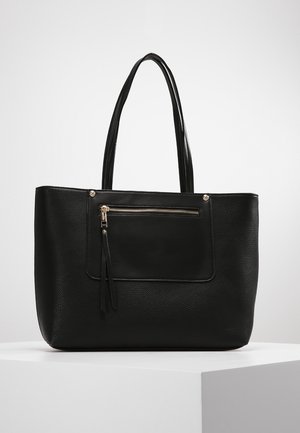 Musta nahkainen olkalaukku, jossa on teksturoitu runko, kaksinkertaiset olkahihnat ja etutasku, jossa on kaksi vetoketjua.