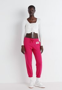 GAP HERITAGE JOGGER - Træningsbukser - bright beet