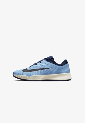 Scarpa da ginnastica blu chiaro e blu navy con suola bianca imbottita e logo Nike swoosh nero, mostrata in profilo laterale su sfondo bianco.